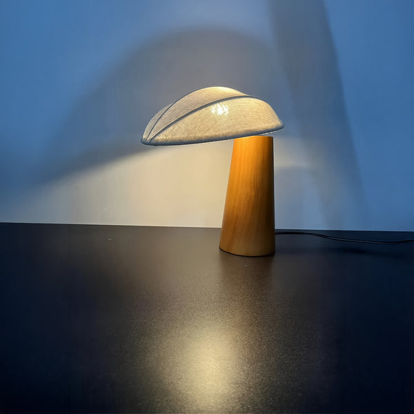 Natürliche Massivholzlampe – Organisches Design mit Leinenschirm
