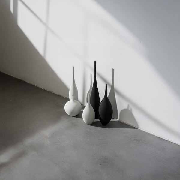 Schlanke skulpturale Vase – Moderne schwarze oder weiße Keramik