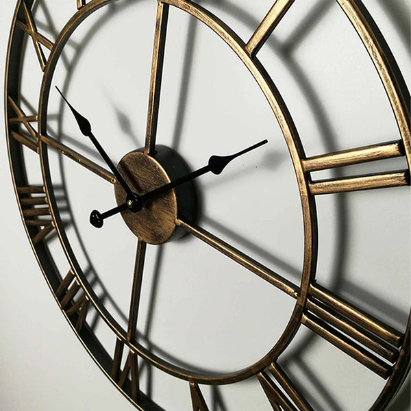 Wanduhr aus Eisen mit römischen Ziffern und künstlerischem Design