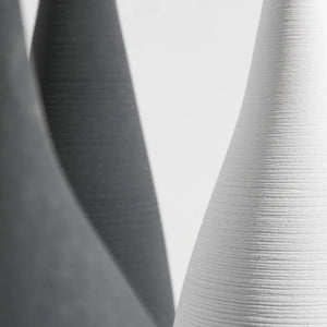 Schlanke skulpturale Vase – Moderne schwarze oder weiße Keramik