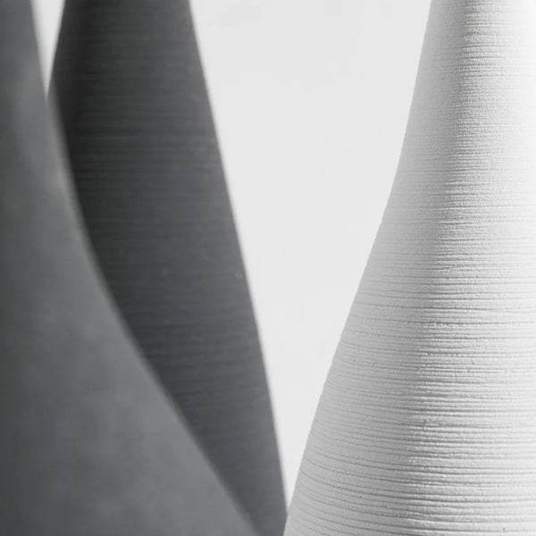 Schlanke skulpturale Vase – Moderne schwarze oder weiße Keramik