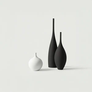 Schlanke skulpturale Vase – Moderne schwarze oder weiße Keramik