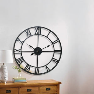 Wanduhr aus Eisen mit römischen Ziffern und künstlerischem Design