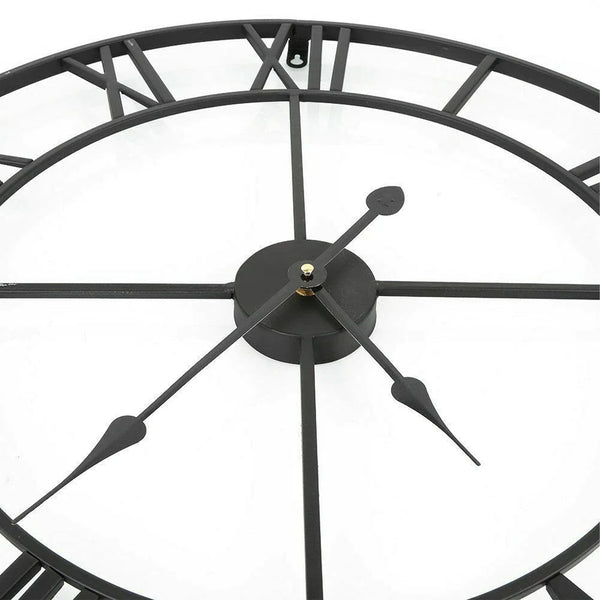 Wanduhr aus Eisen mit römischen Ziffern und künstlerischem Design