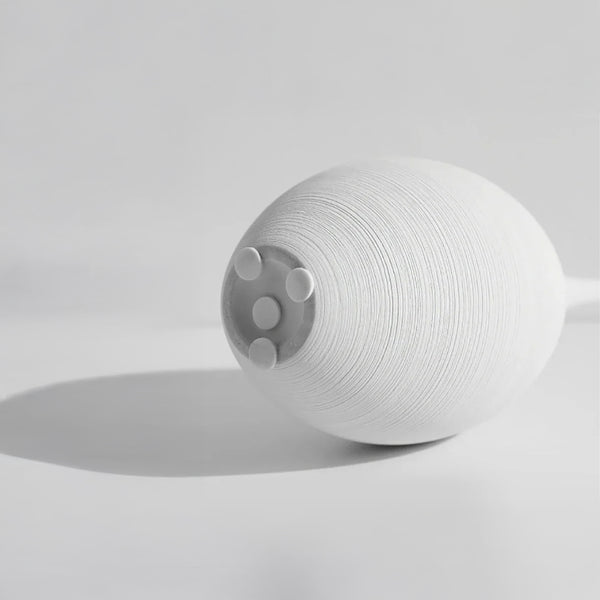 Schlanke skulpturale Vase – Moderne schwarze oder weiße Keramik