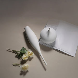 Schlanke skulpturale Vase – Moderne schwarze oder weiße Keramik