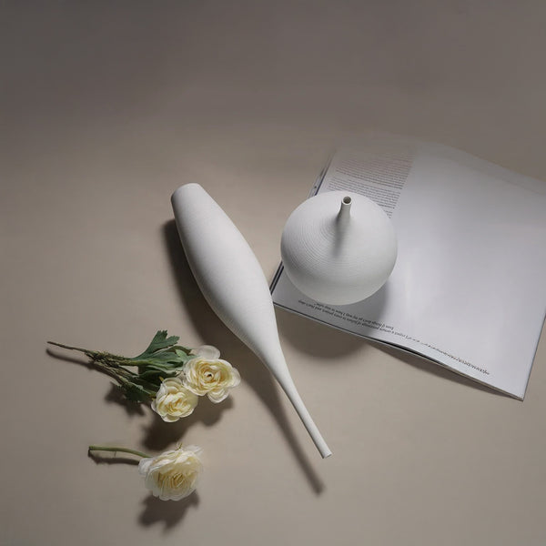 Schlanke skulpturale Vase – Moderne schwarze oder weiße Keramik