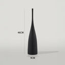 Schlanke skulpturale Vase – Moderne schwarze oder weiße Keramik