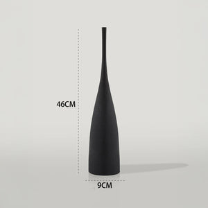 Schlanke skulpturale Vase – Moderne schwarze oder weiße Keramik