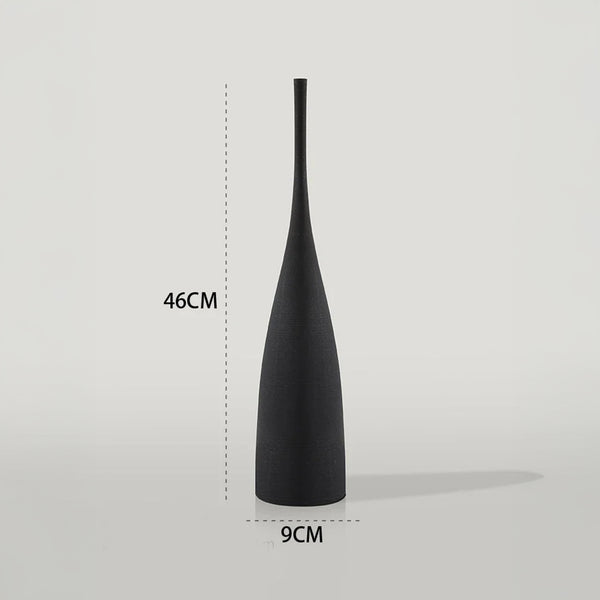 Schlanke skulpturale Vase – Moderne schwarze oder weiße Keramik