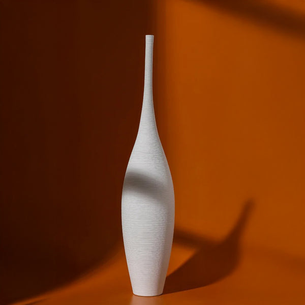 Schlanke skulpturale Vase – Moderne schwarze oder weiße Keramik